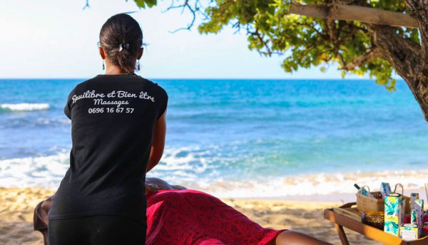 Massage sur la plage en Martinique
