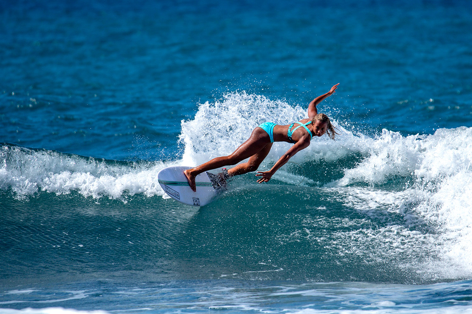 Lucie BONNIER Surfe en maillot de bain Choos'In