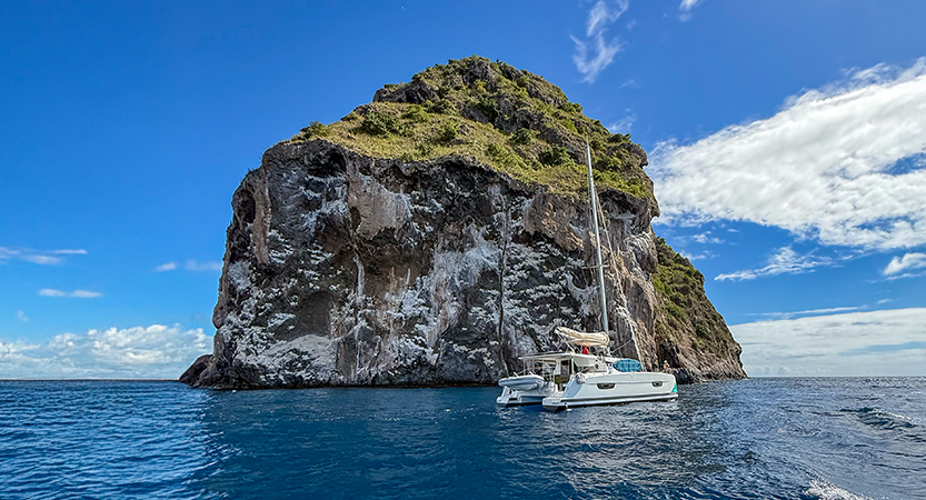 Lire la suite à propos de l’article Le Rocher du Diamant en Martinique : Toutes ses faces et secrets