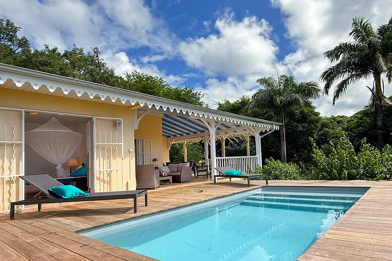https://www.locations-vue-turquoise.com/fr/location/martinique/anses-darlet/642/villa-grande-anse-darlet-location-martinique-proche-de-la-plage-piscine